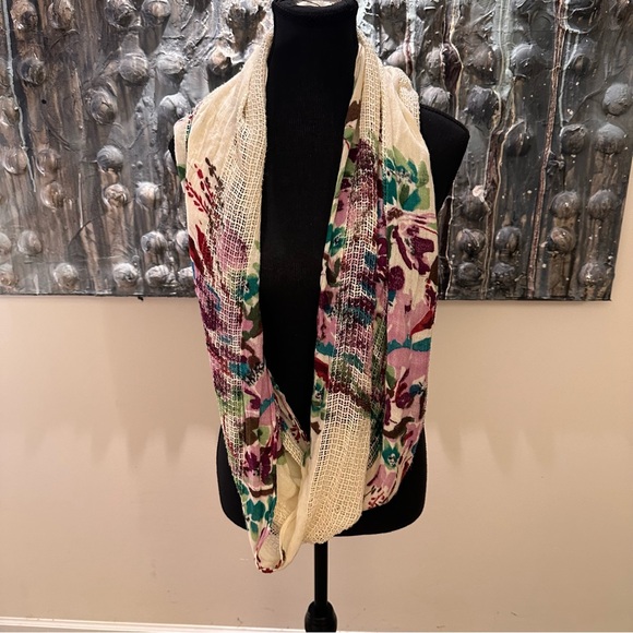 ⭐️ Floral Multicolor Infinity Scarf - Picture 2 of 4